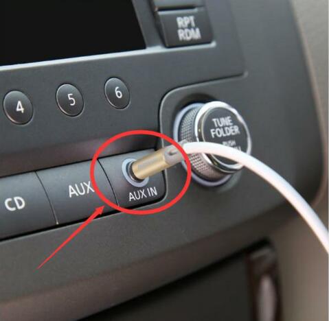 大多數(shù)人還用手機(jī)導(dǎo)航，笨！連上根線，全車一