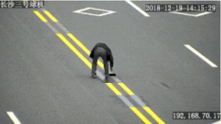 奇葩！一男子竟把雙黃線涂成虛線，只為了……