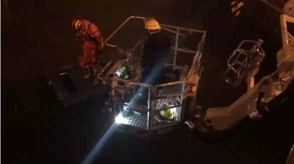 百萬豪車＂飛＂入河中，打撈后車內(nèi)空無一人！