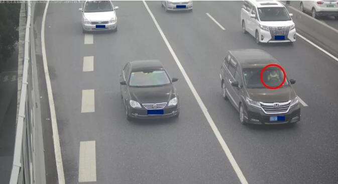 微頭條 | 抱著孩子開車，誰借你的膽?。?接到爆